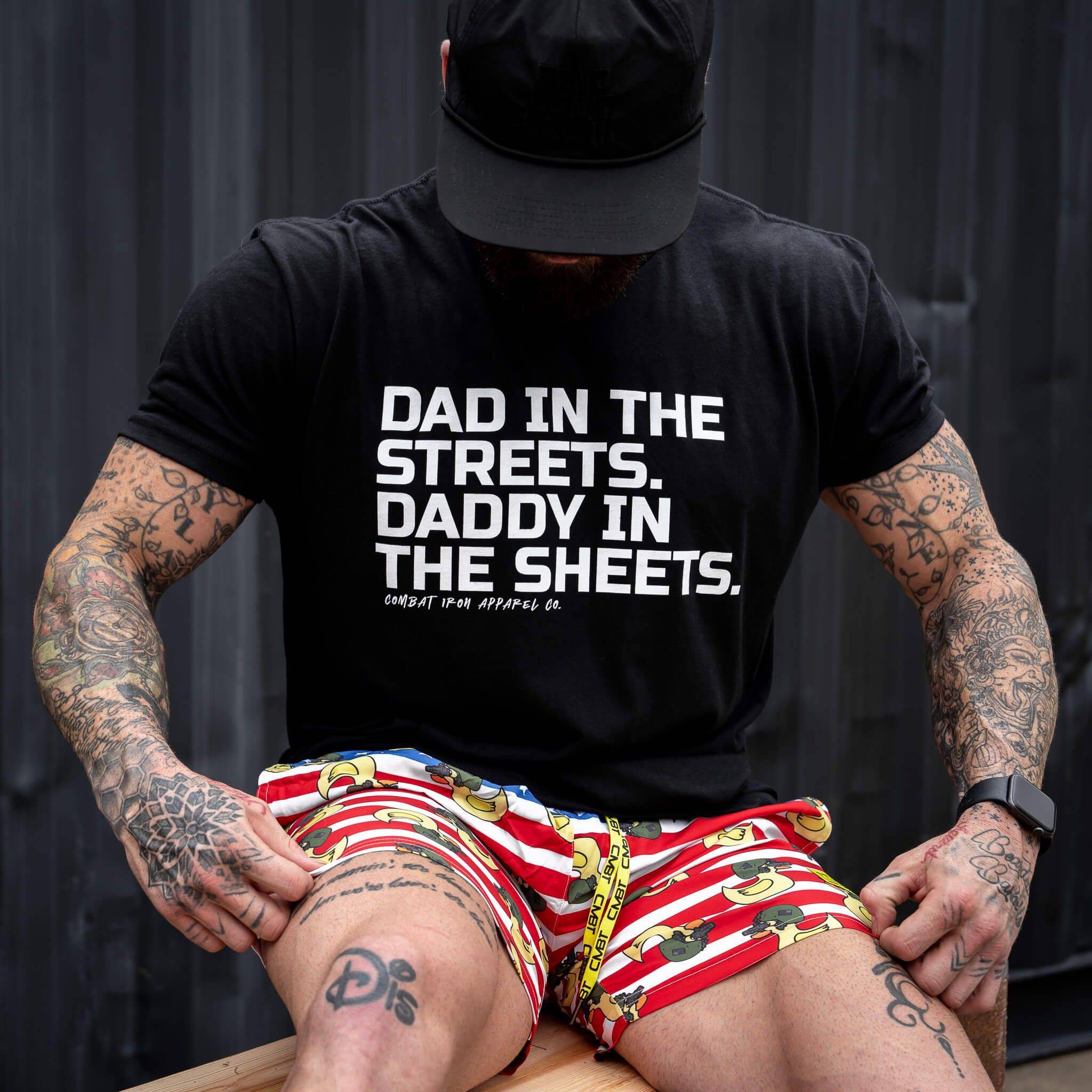 Dad in the Streets. Daddy In the Sheets. Men's T-Shirt - Image 4