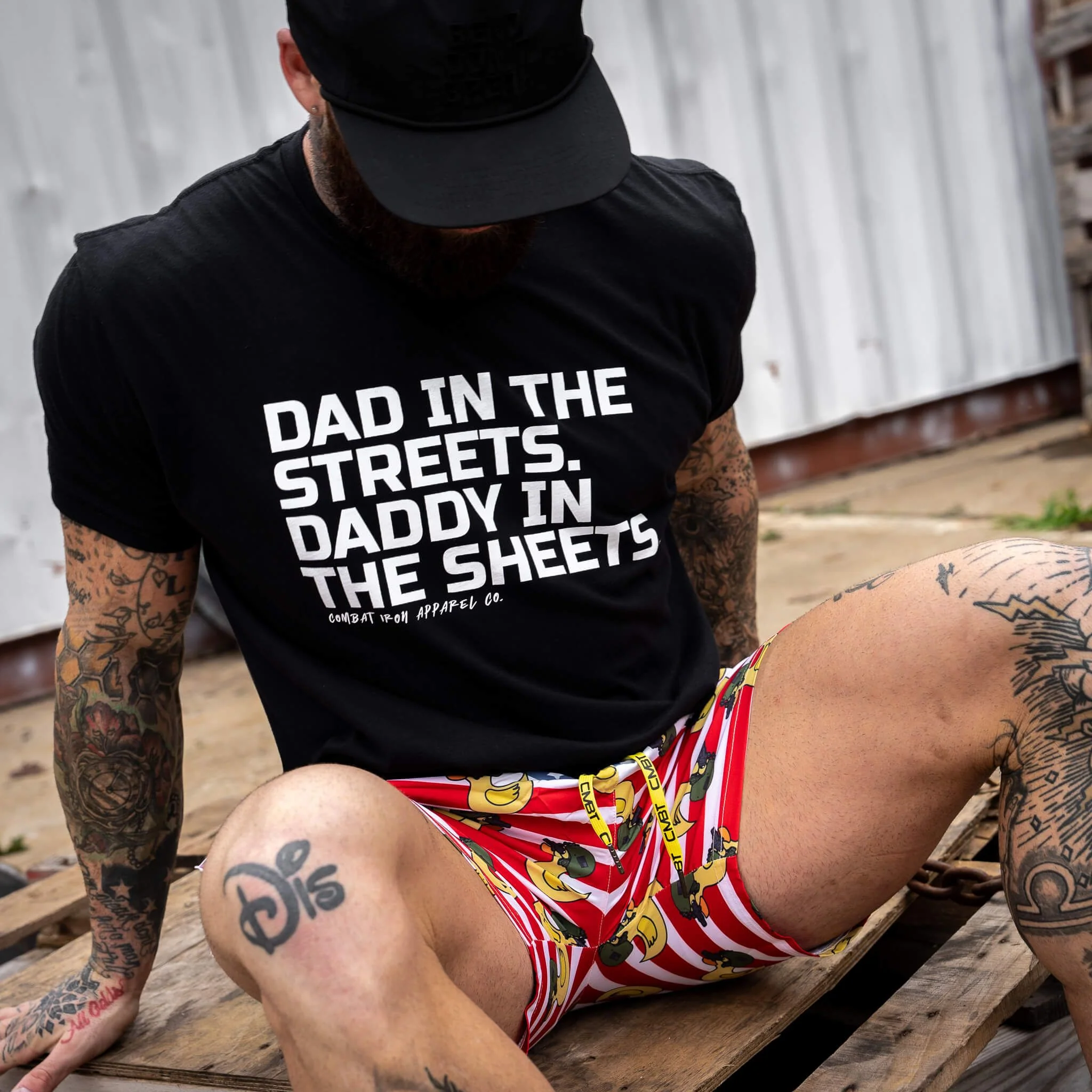 Dad in the Streets. Daddy In the Sheets. Men's T-Shirt - Image 5