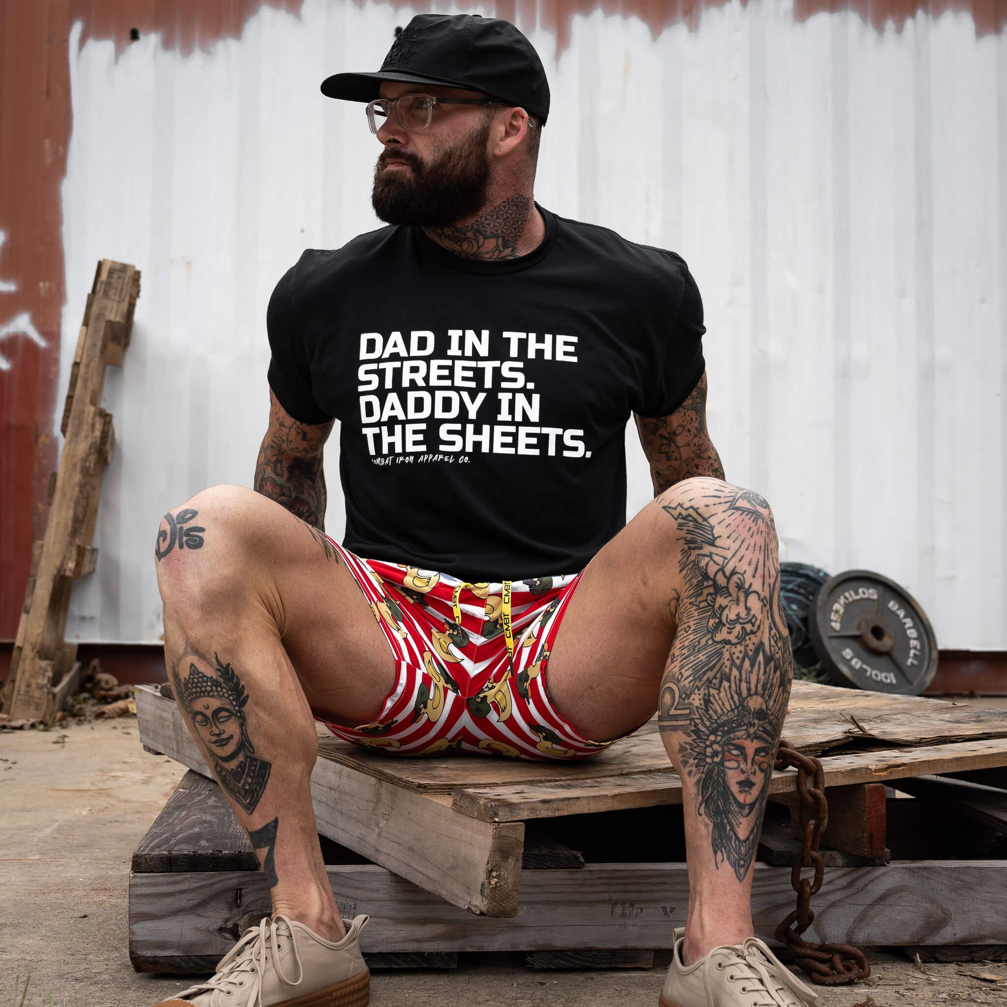 Dad in the Streets. Daddy In the Sheets. Men's T-Shirt - Image 7